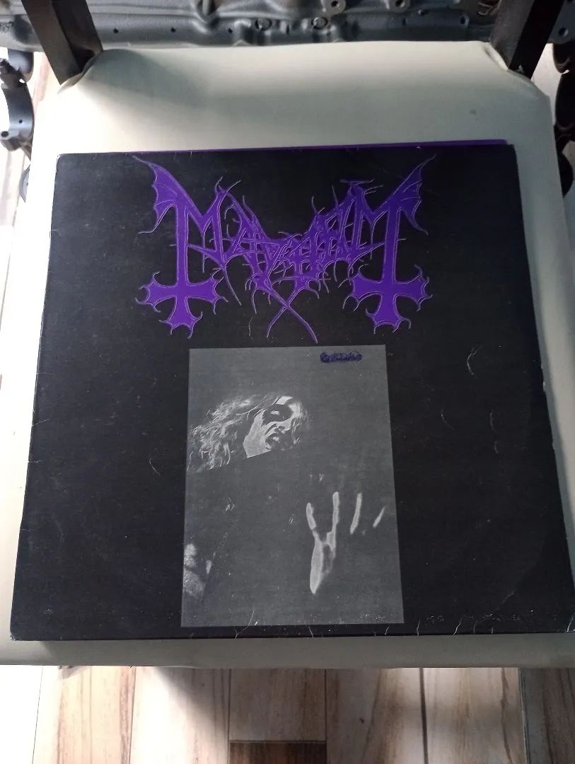 Capa + encarte do LP Mayhem - Live in Leipzig