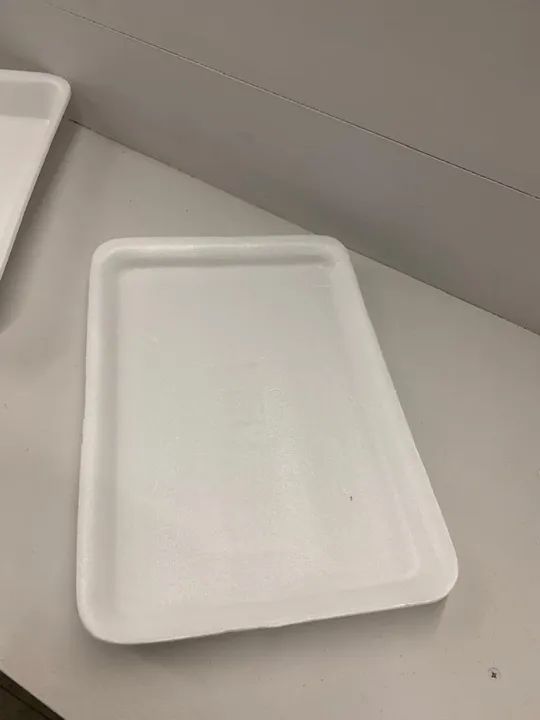 Bandeja branca de isopor - Foto 4