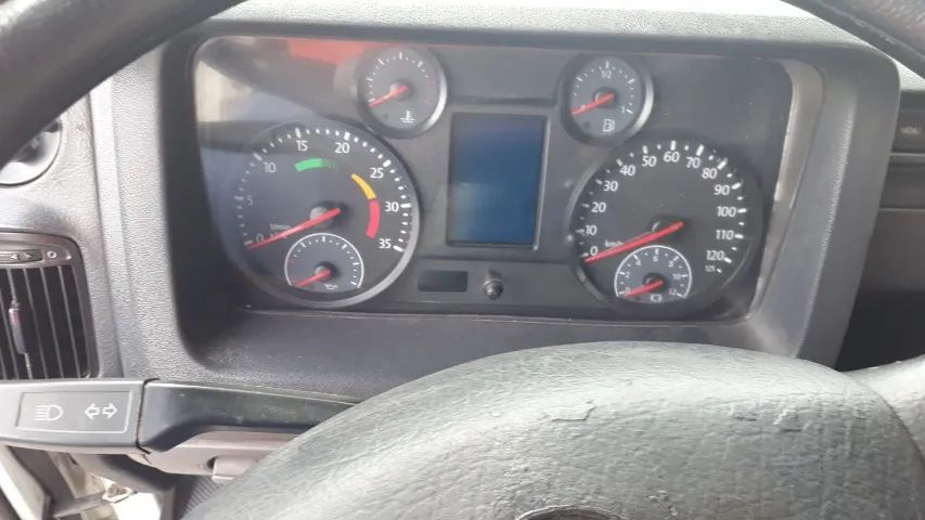 VW 17.190  13/14 Baú Bebidas 8 Baias - Foto 12