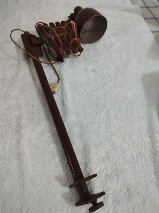 Antiga luminária pantográfica de mesa em metal marrom. - Foto 2