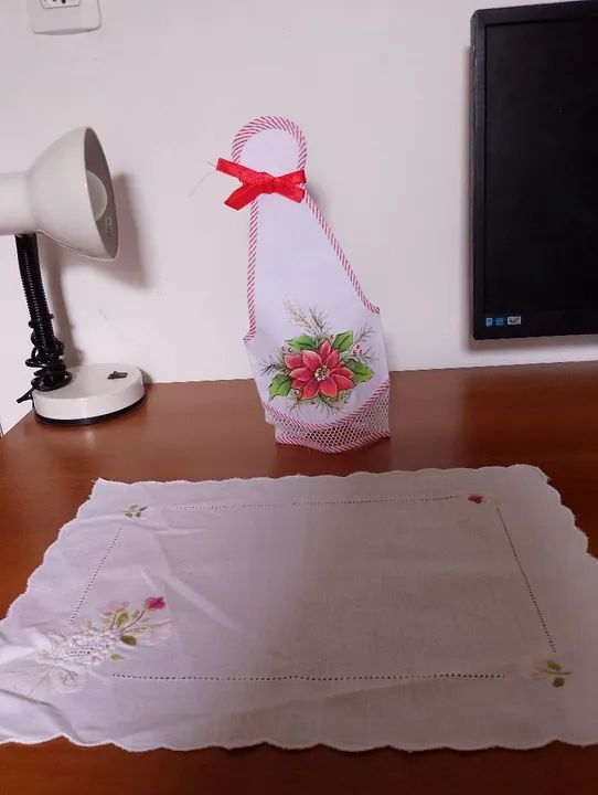 TOALHA em Linho Bordado e ENFEITE DE GARRAFA, SEM USO 