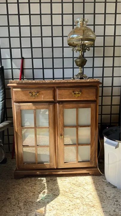 Armarinho lindo de vidro madeira e mármore 