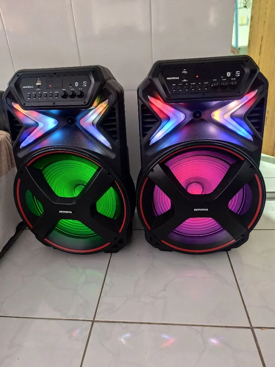 Vendo Caixas de Som Portátil Mondial com LED
