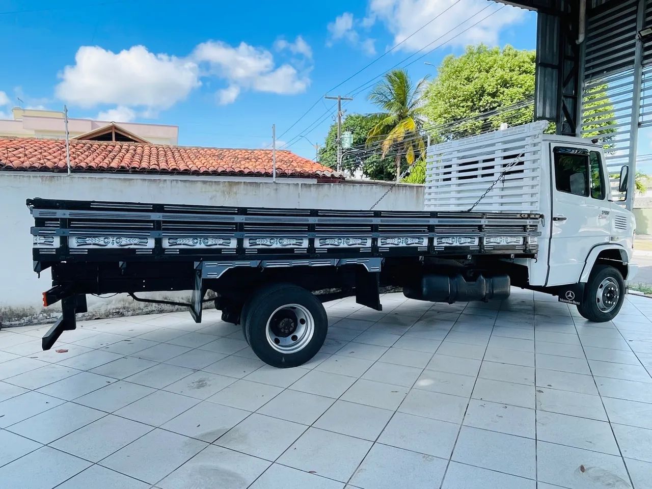 Caminhão Mercedes Benz 710 - Carga seca ano 2011 - Foto 8