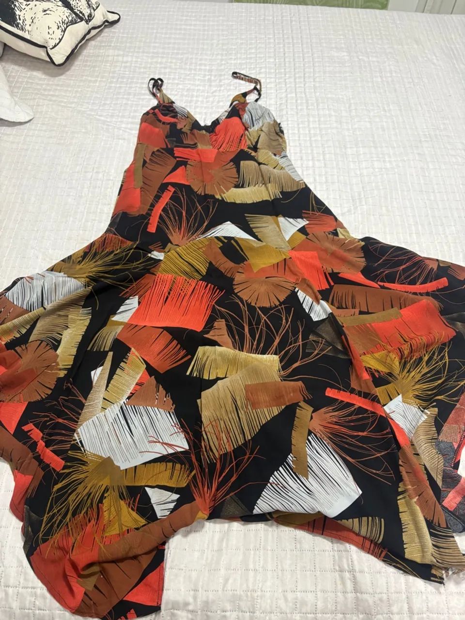 Vestido midi estampado assimétrico na barra