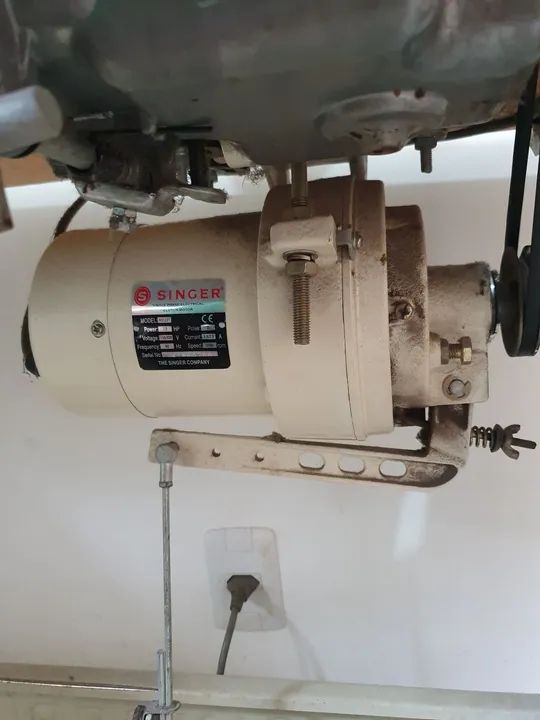 Máquina Reta industrial Singer  - Foto 3