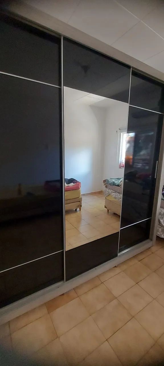 Guarda-Roupa Moderno com Espelho