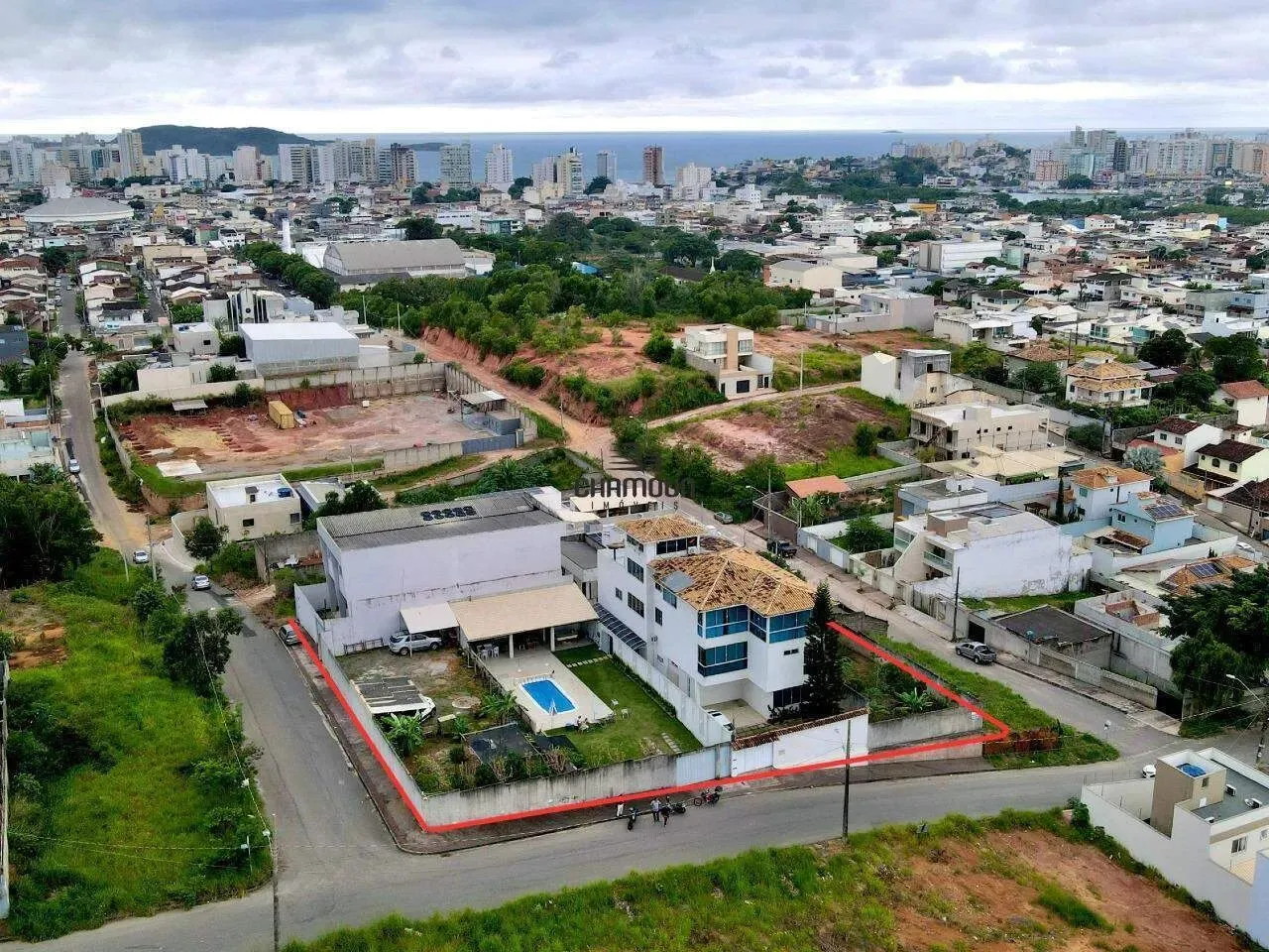 Uma casa com 03 pavimentos com elevador , 488,10m2 de área construída;