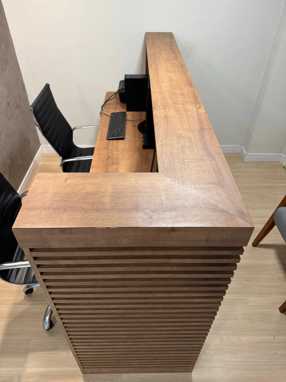 Balcão de Recepção Ripado Moderno MDF