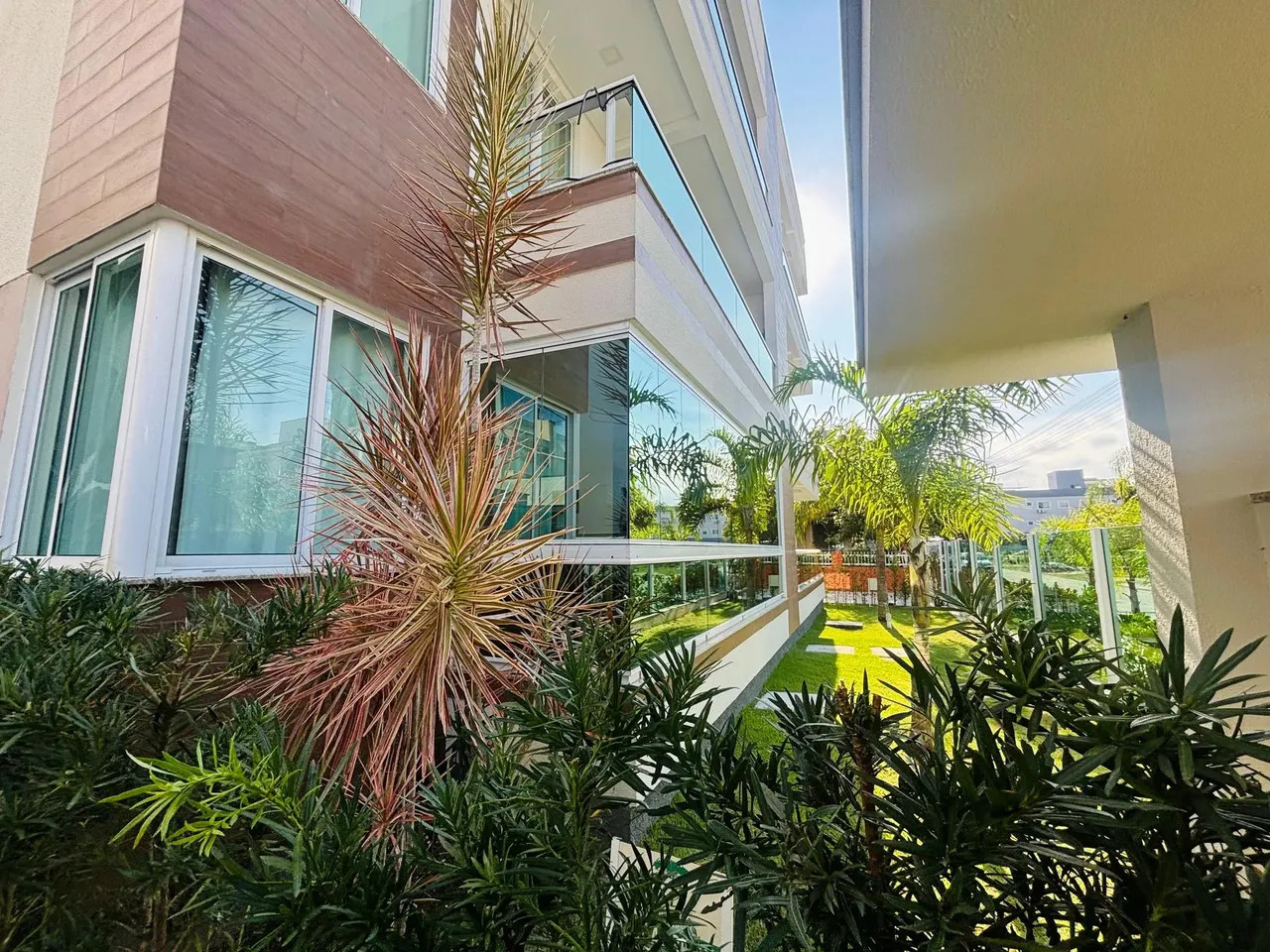 Apartamento frente rua e mobiliado para venda na Praia de Palmas, SC