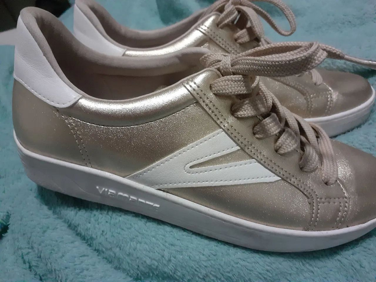 Tênis Dourado Feminino,Via Marte,número 37