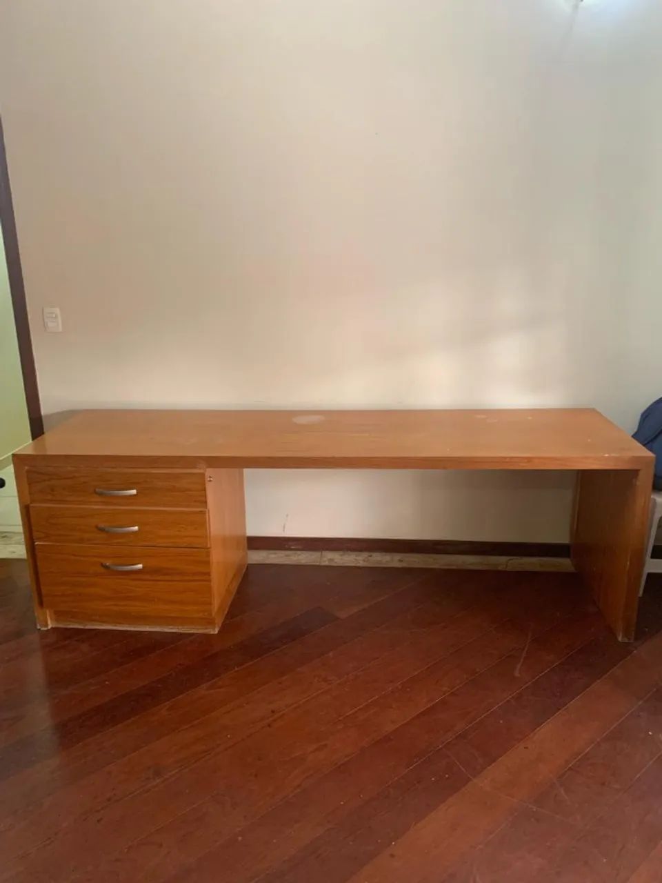 MESA DE ESCRITÓRIO COM 3 GAVETAS, MADEIRA MACIÇA, 71CM X 242CM - Foto 2