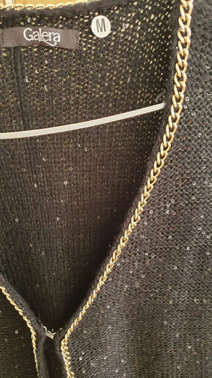 Blusa preta com paetê e corrente dourada - Foto 3