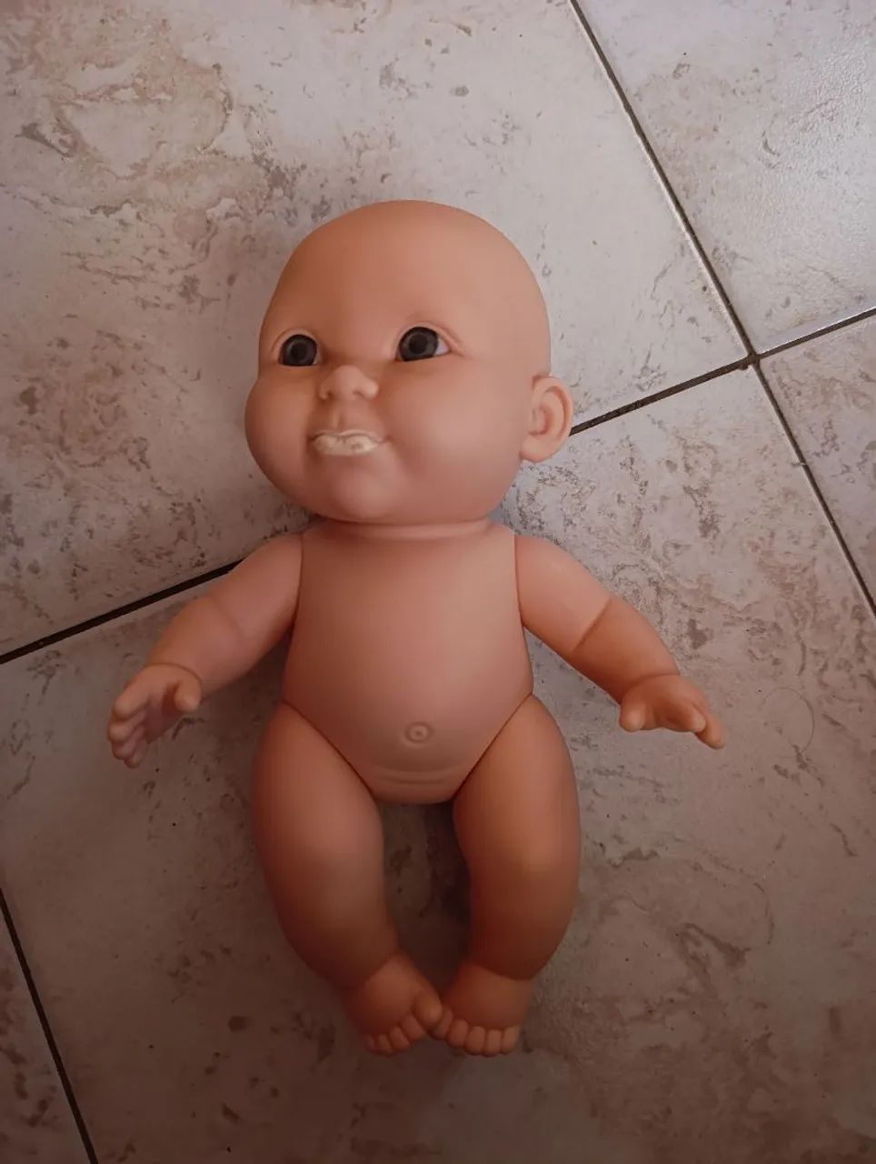 Boneca bebe bee baby com touquinha semi novo - Foto 2