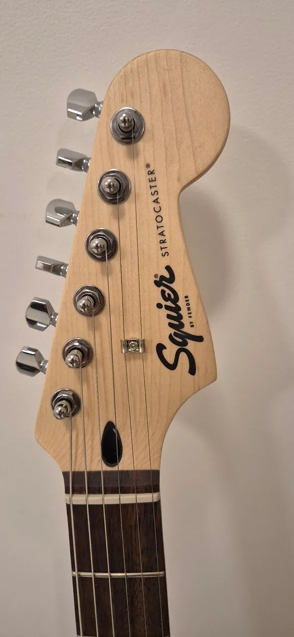 Guitarra Fender Squier preta com um humbucker - Foto 5