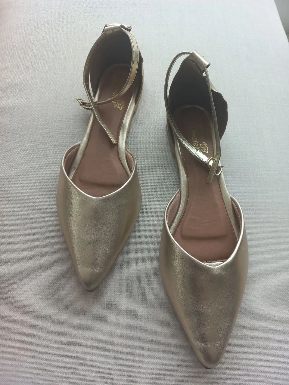 Scarpin dourado sem salto