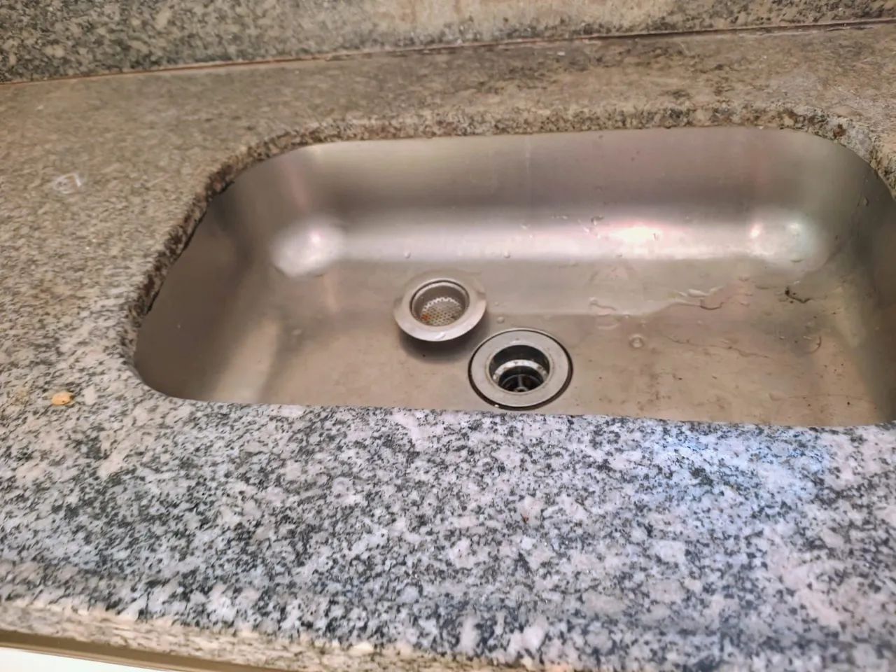 Bancada em granito cinza imperial com cuba em inox e armário em madeira - Foto 3