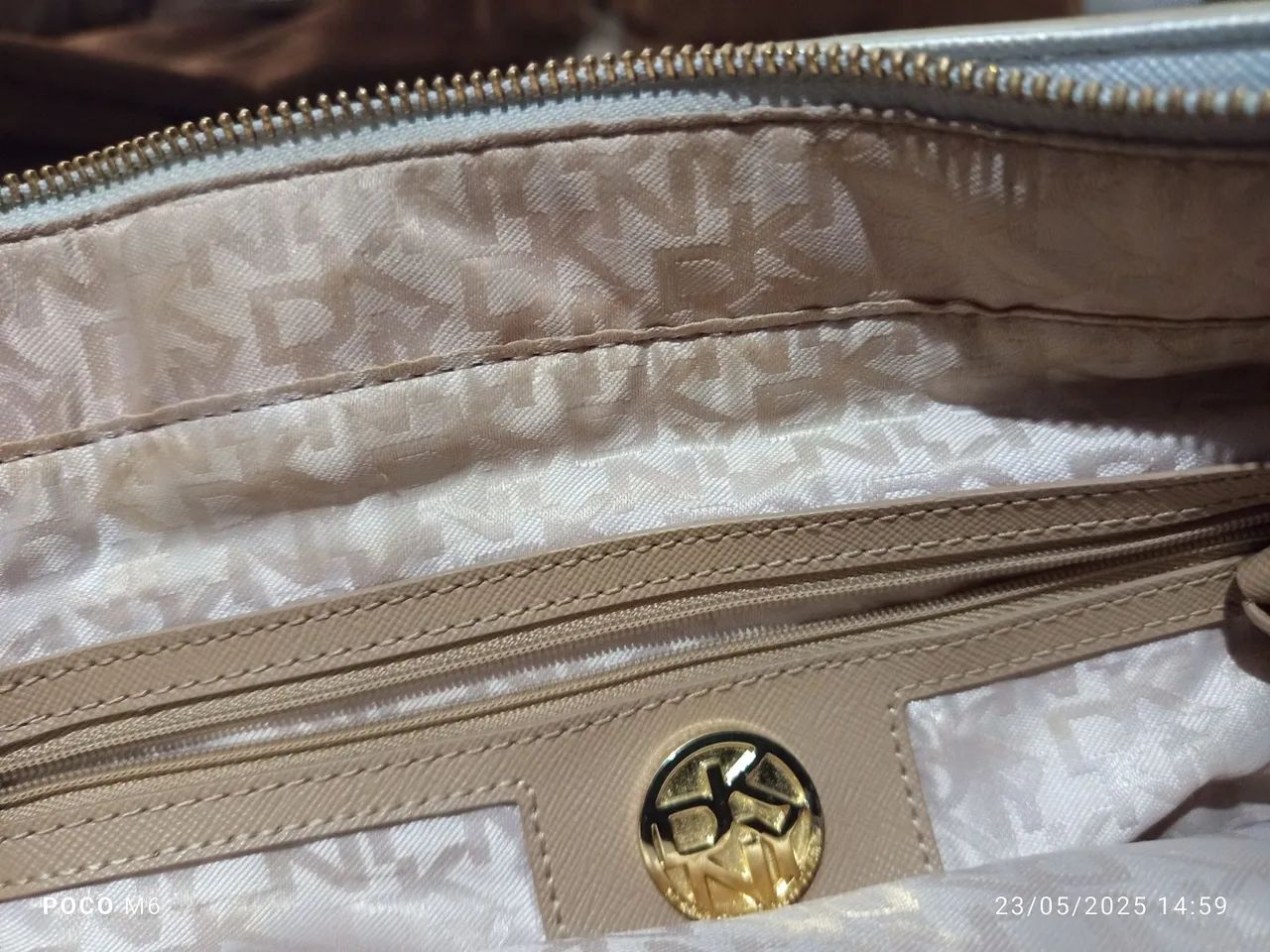 Bolsa DKNY Prateada Elegante - Foto 3