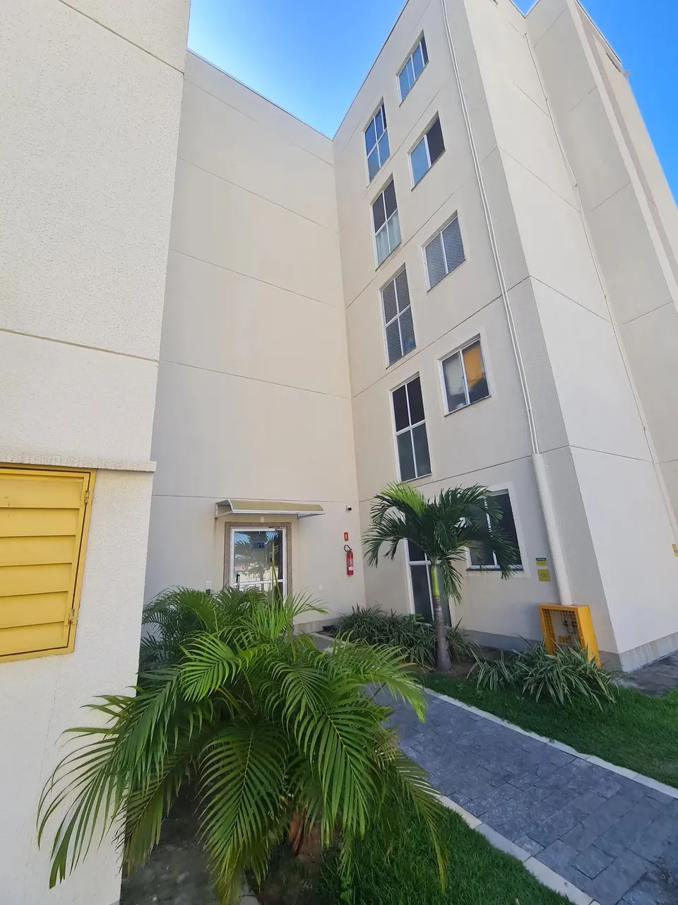 Alugo um apartamento mobiliado