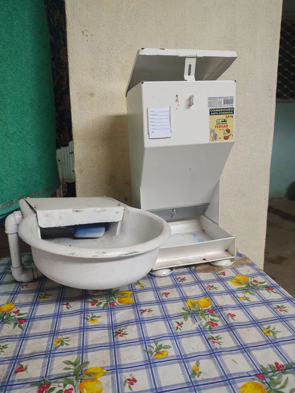 Vendo comendouro de rasão e um bebedouro de água para cães e gato $ 150. * 