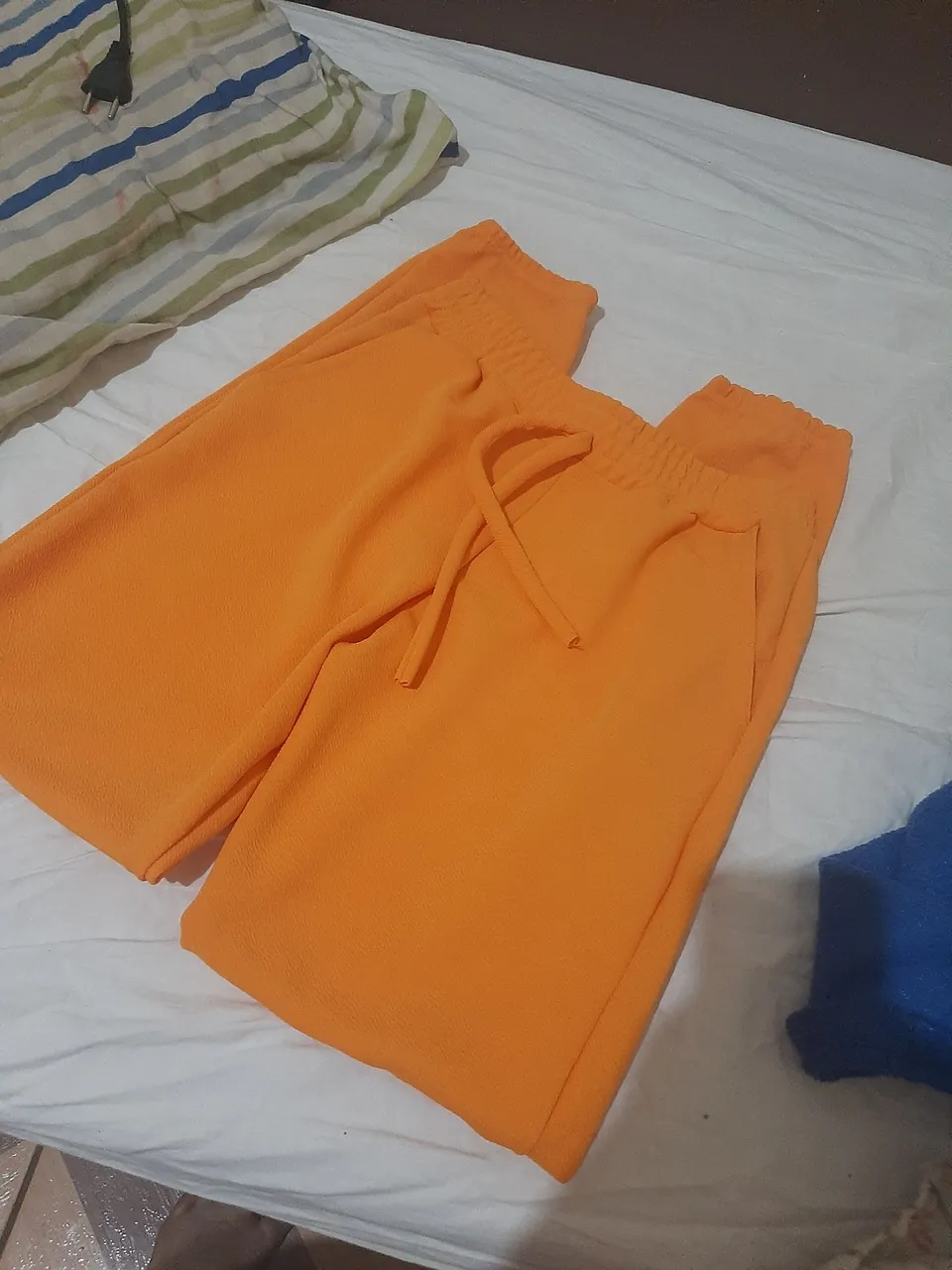 Calça laranja confortável e estilosa