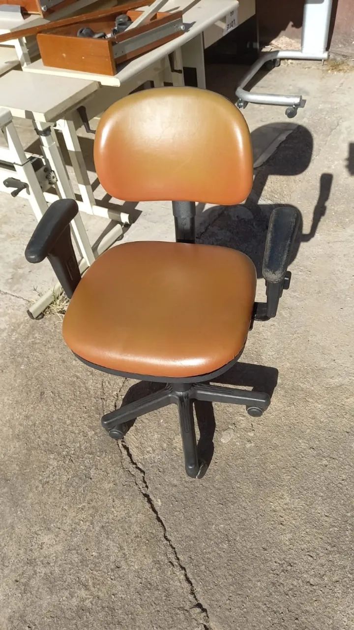 Cadeira de Escritório com Rodinhas e Apoio de Braço - Confortável e Resistente
