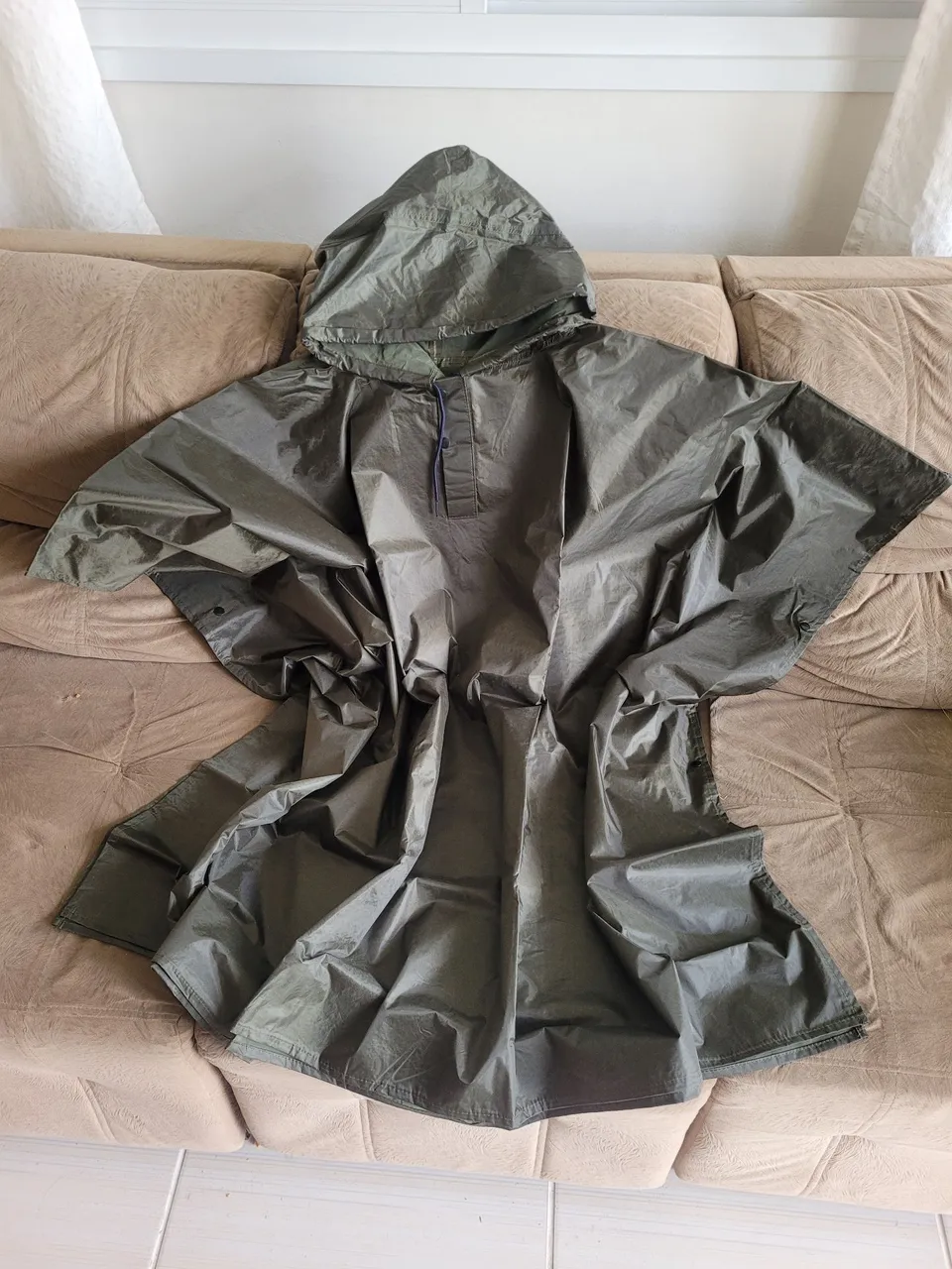 Capa de Chuva/Poncho Militar Impermeável com Capuz