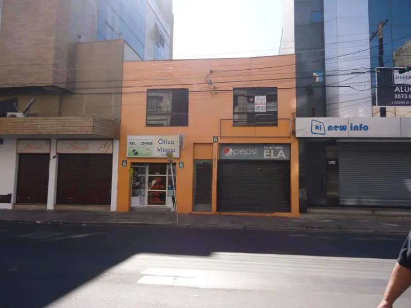 Sala com 32m2, de frente, piso cerâmico, banheiro social, split, bem iluminada, arejada, o