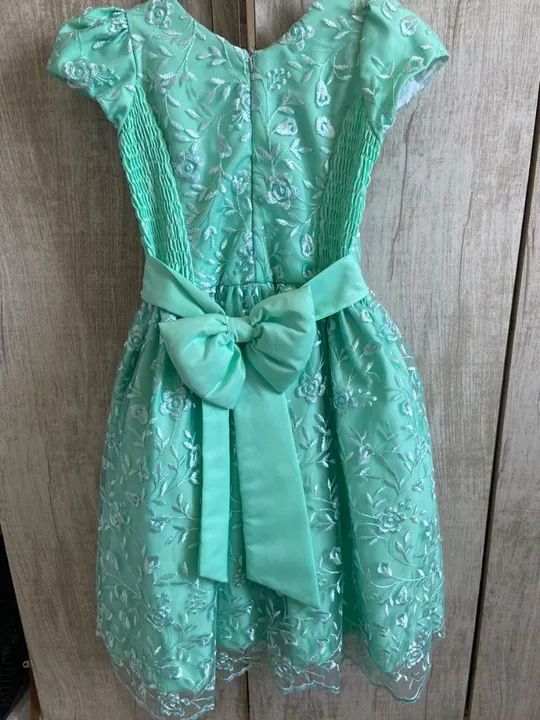 Vestido de renda verde claro com detalhes em pérolas - Foto 4