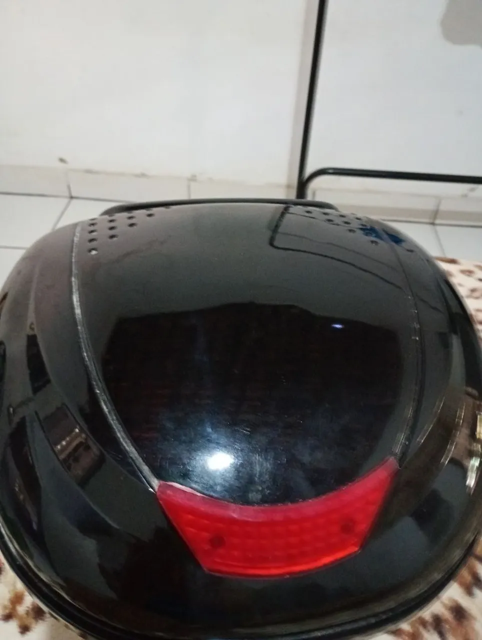 Baú para moto preto com refletor