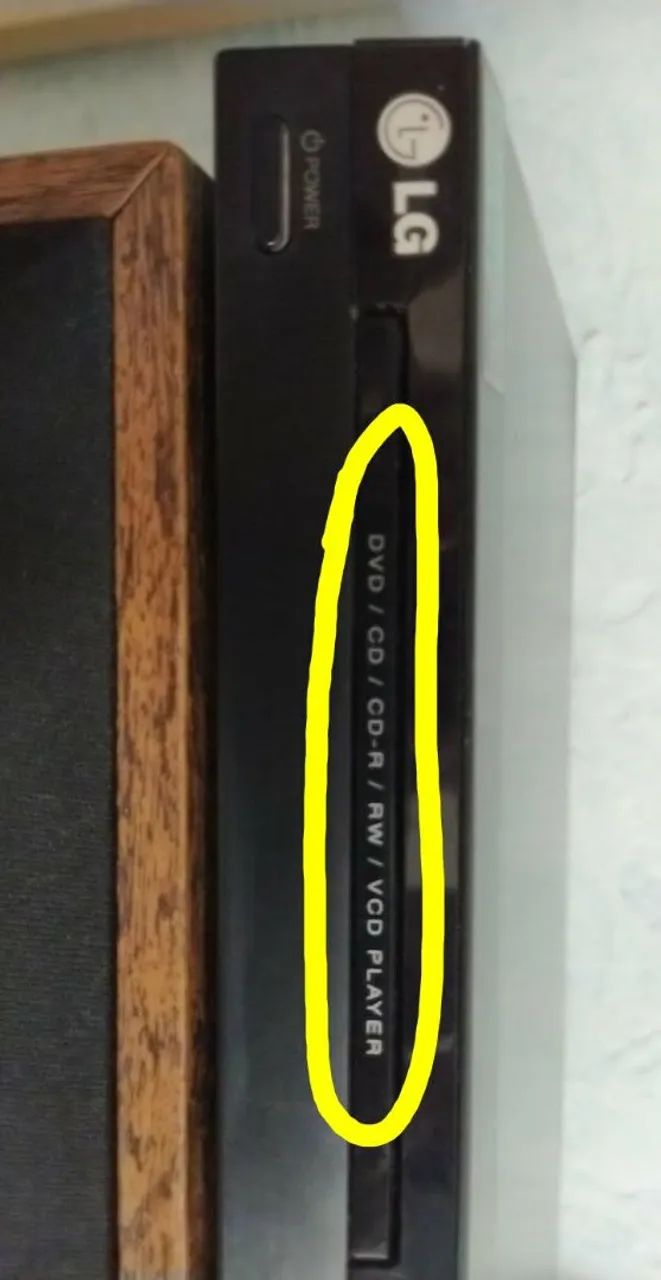Dvd / toca CD / e função Karaokê da LG com controle remoto.