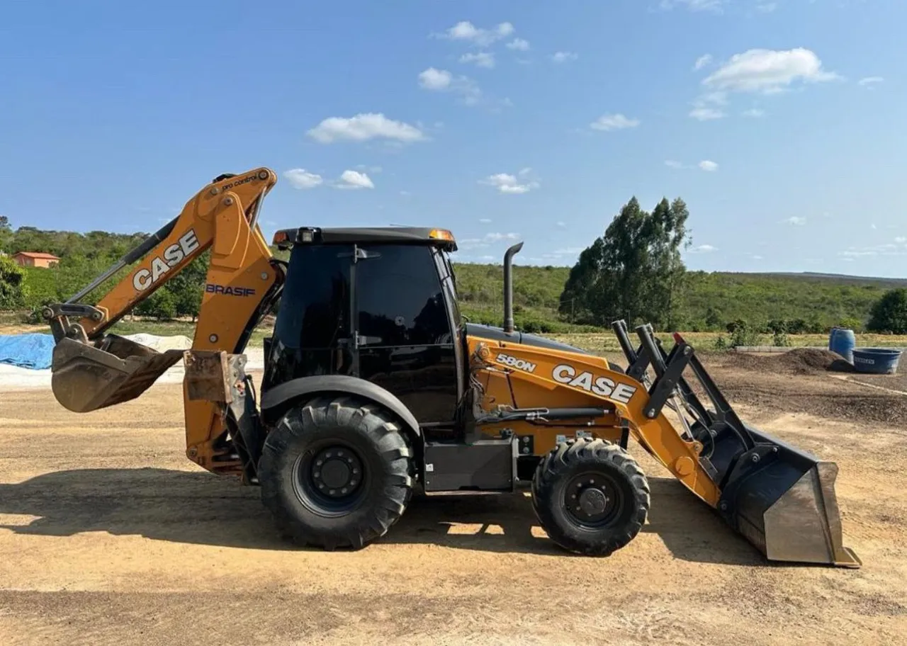 Retroescavadeira Case 580 N 2023