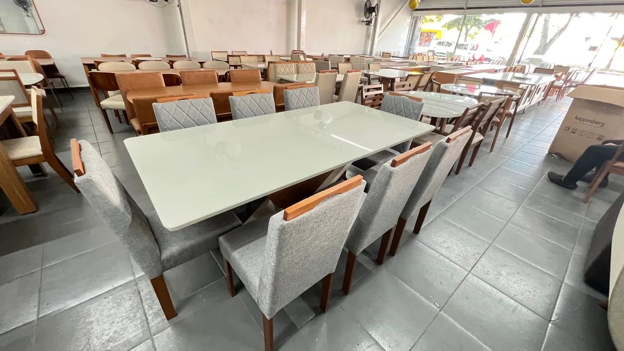Mesa de Jantar Elegante com 8 Cadeiras de madeira 