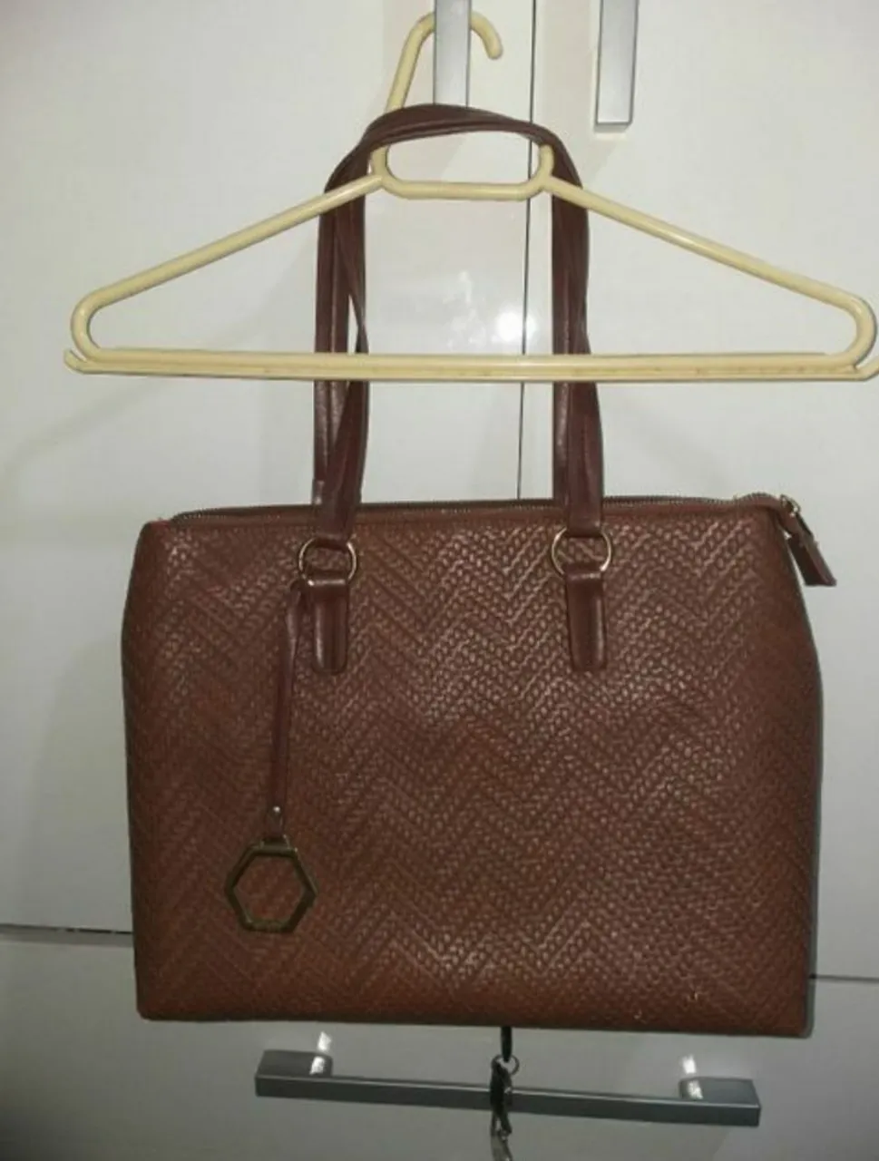 Bolsa de ombro elegante em couro marrom