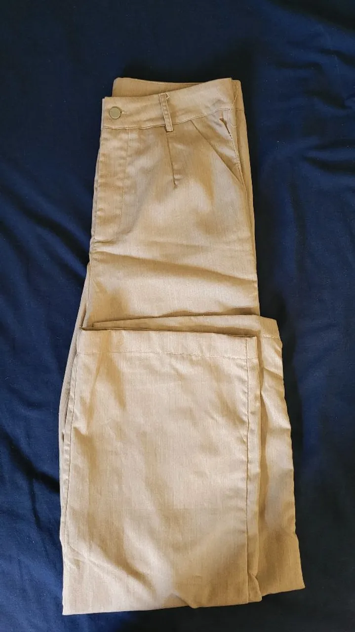 Calça pantalona bege de tecido