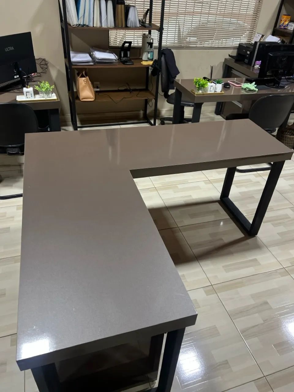 Mesa em L para Escritório com Gaveteiro - Foto 2