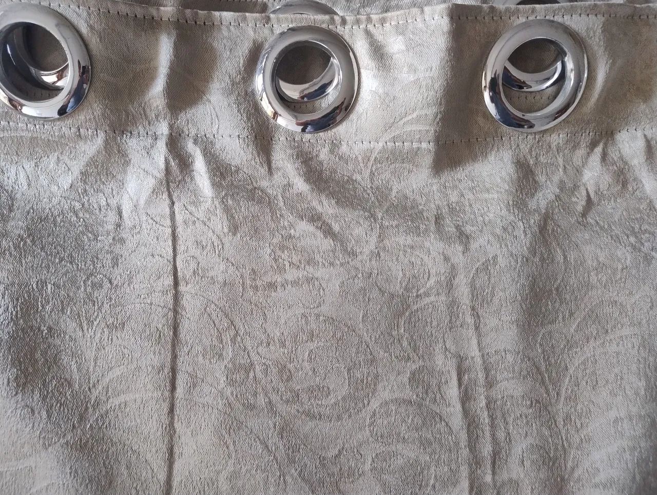 Cortina com ilhós em tecido bege - Barbada!