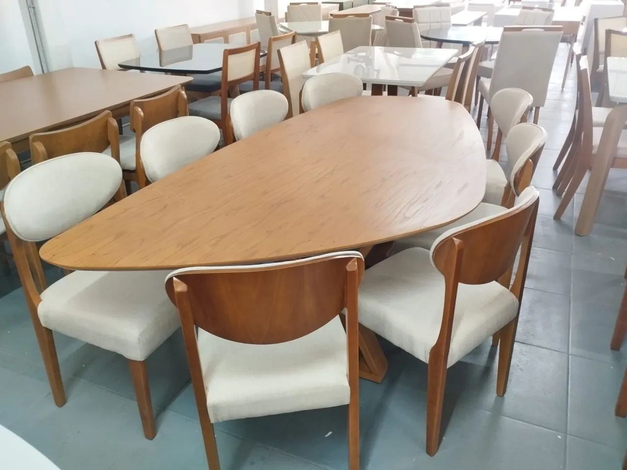 Mesa de Jantar em Madeira Maciça - 8 Cadeiras - Foto 2