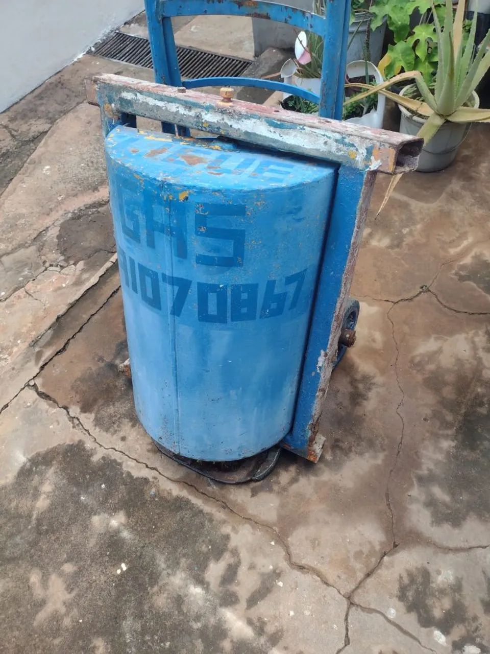 Suporte com grade pra depósito de gás 