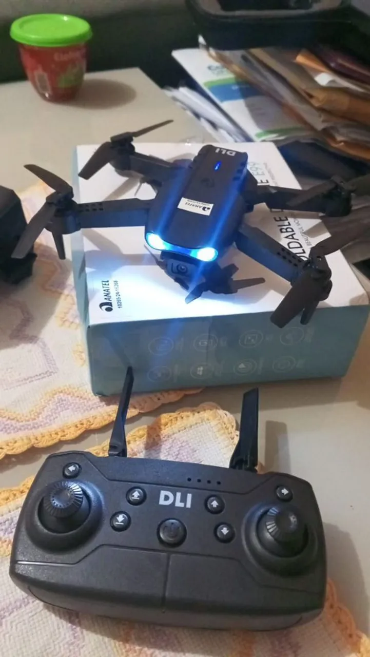 Drone DLI com câmera e controle remoto