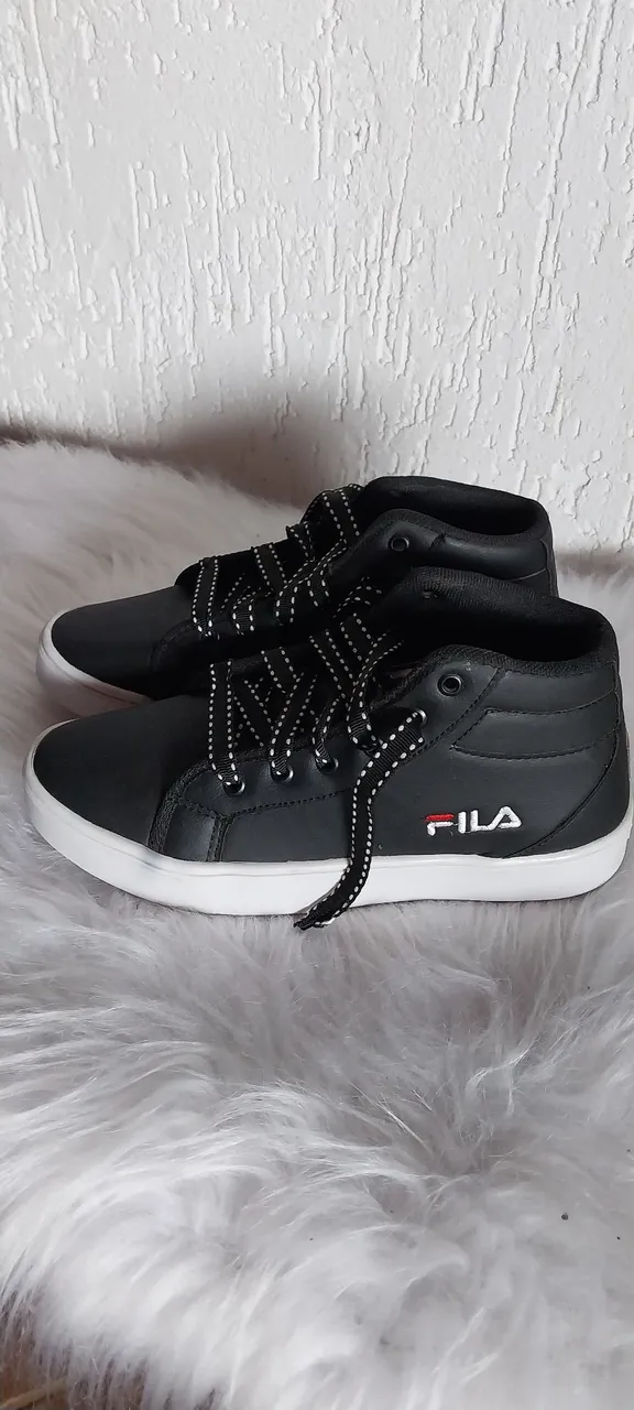 Tênis Fila preto com detalhes em branco
