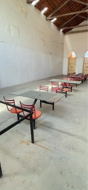 Cinco conjuntos de mesas para praça de alimentação.