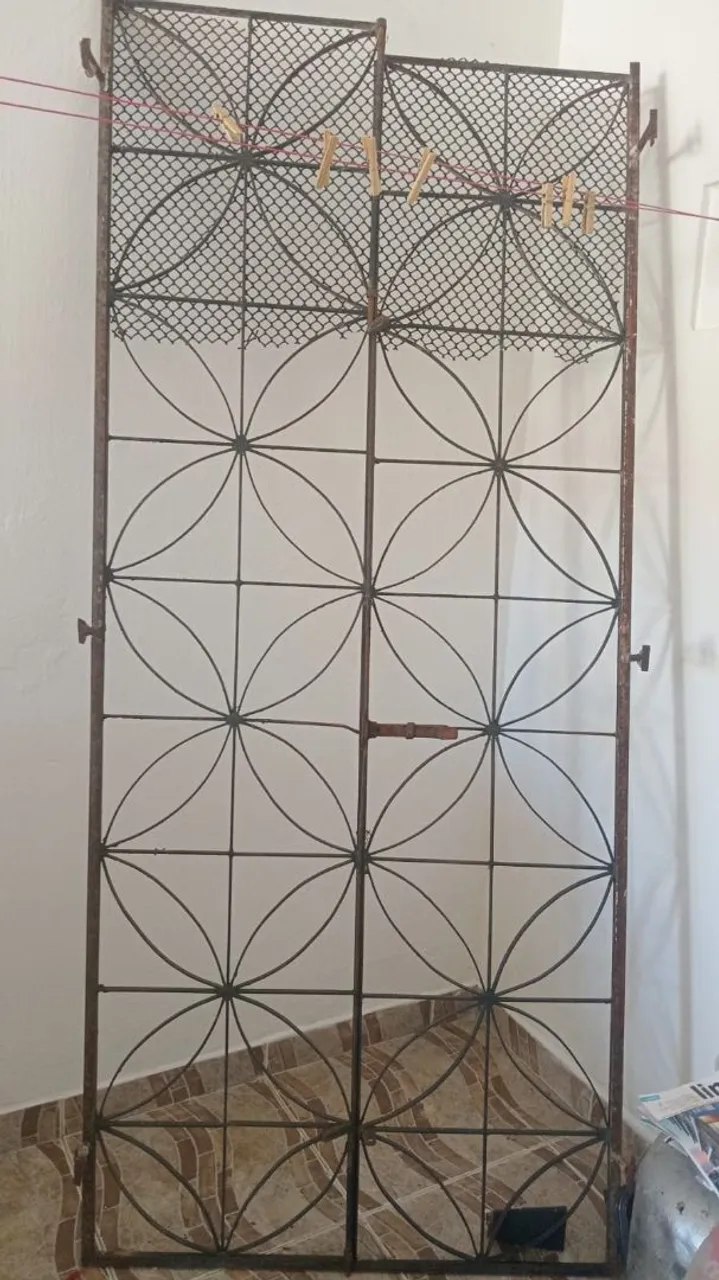 Portão de ferro antigo para segurança - Preço Negociável