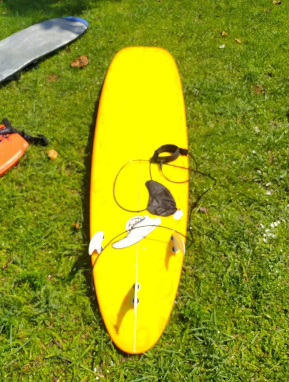 Prancha de Surf ?  9.1 Zerada capa + lanch + 4 quilhas