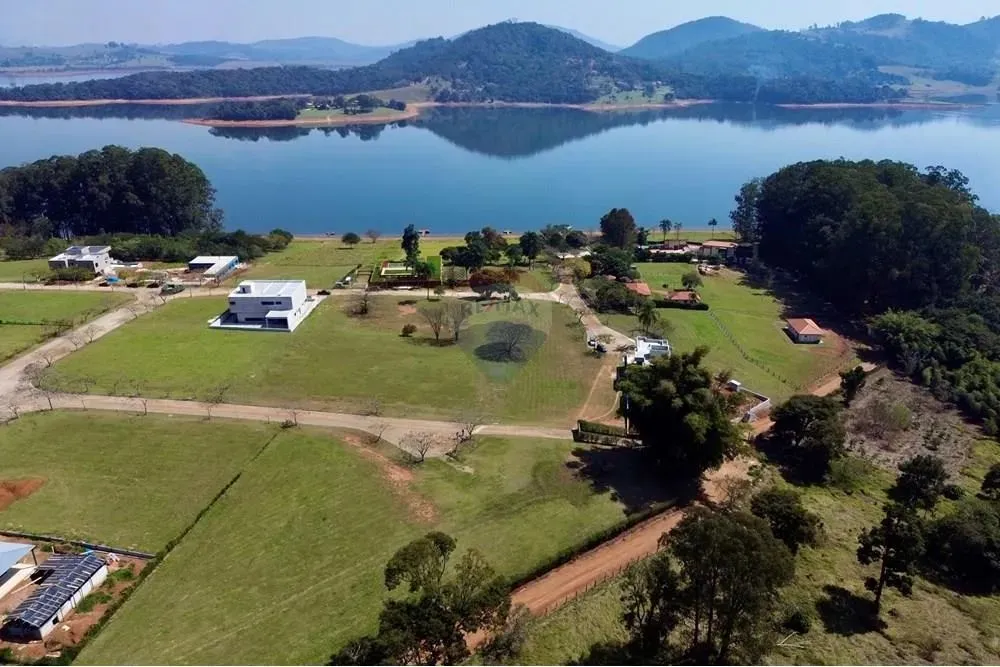 Terreno de 1000 metros na represa de Piracaia no Empreendimento PONTA DAS CASTANHEIRAS