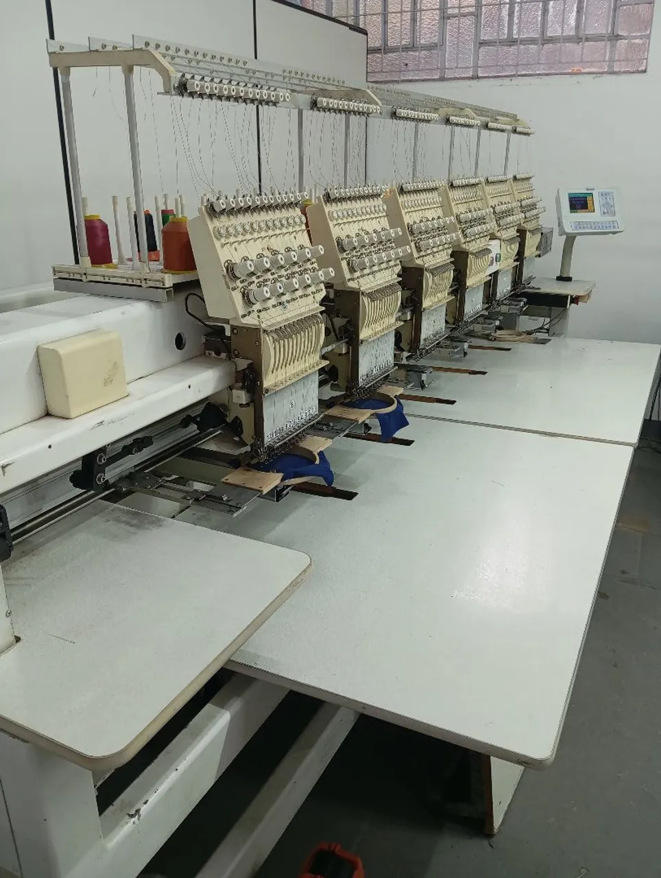 Máquina de Bordado Industrial - Múltiplas Agulhas