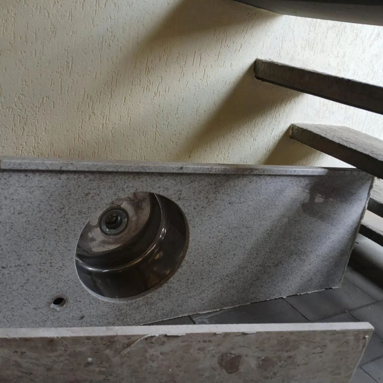  Pia mármore c/ torneira Deca cuba inox.  - Foto 2