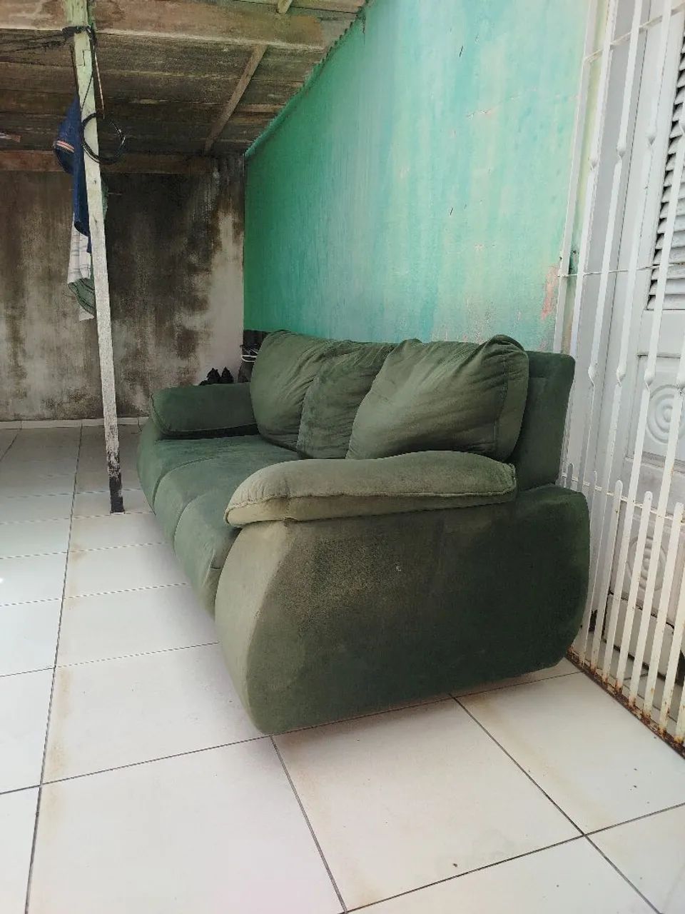 Sofá de 3 lugares em camurça verde - Foto 2