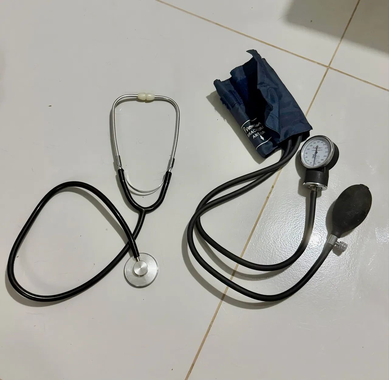 Kit saúde:  Estetoscópio e  Esfigmomanômetro