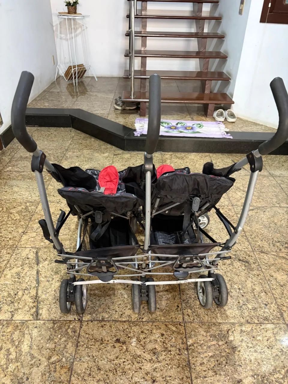 Carrinho de bebê gêmeos/irmãos de idade próxima  - Foto 3